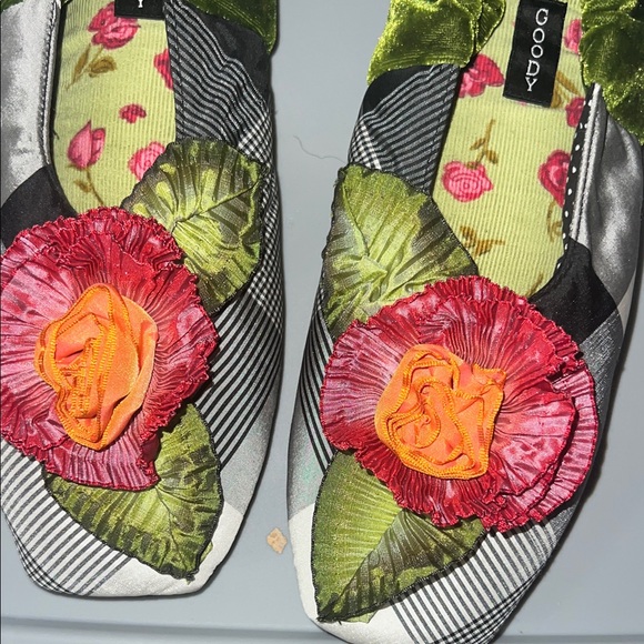 Women's Goody Goody Floral Slippers - Picture 8 of 9